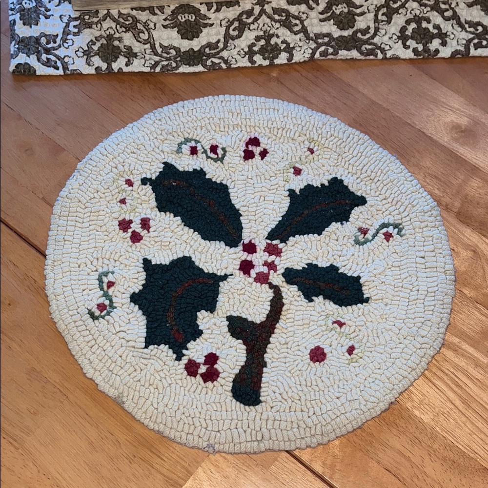 Vintage Round Cream and Green Hooked placemat